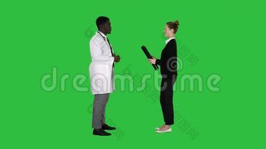 病人来到医生与x射线物理治疗师解释x射线病人在绿色屏幕，Chroma键。